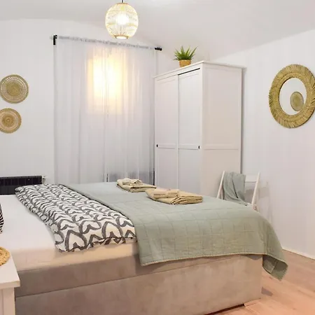 In Trendy Area Apartman *
