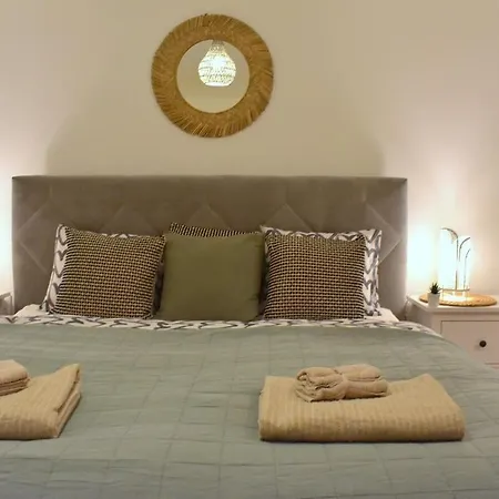 In Trendy Area Apartman *