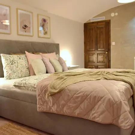 Apartman In Trendy Area